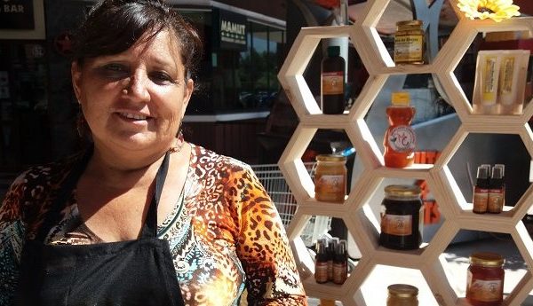 apicultora-amelia-muñoz-1 (1) apicultora-amelia-muñoz-1 (1)